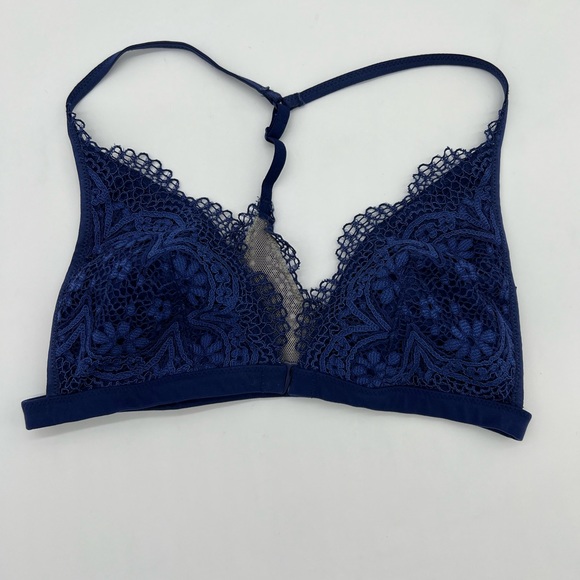 Victoria Secret Lace Wireless Bra Size Small - Picture 1 of 10